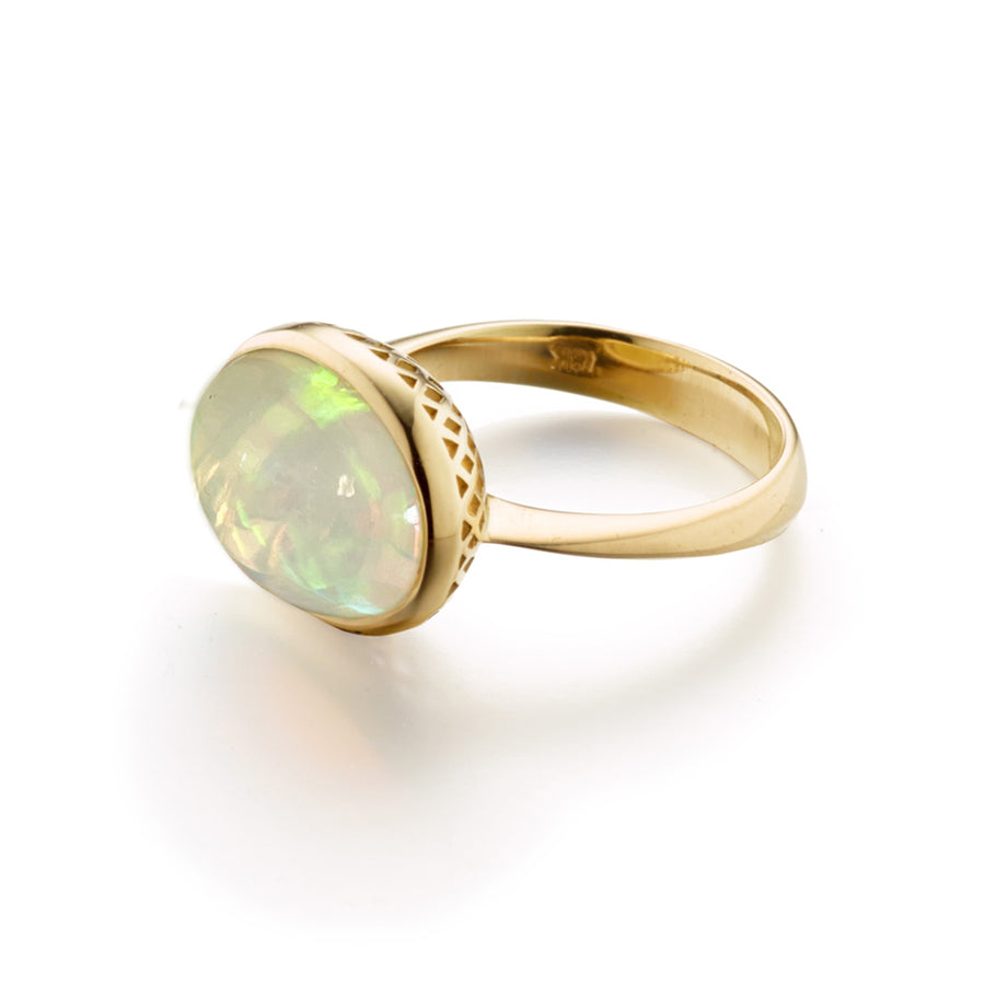 18K Gold Oval Cabochon Opal Ring.