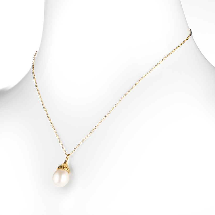 18K yellow gold South Sea pearl pendant necklace.